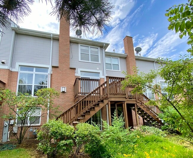 Building Photo - 300 Lunt Ave