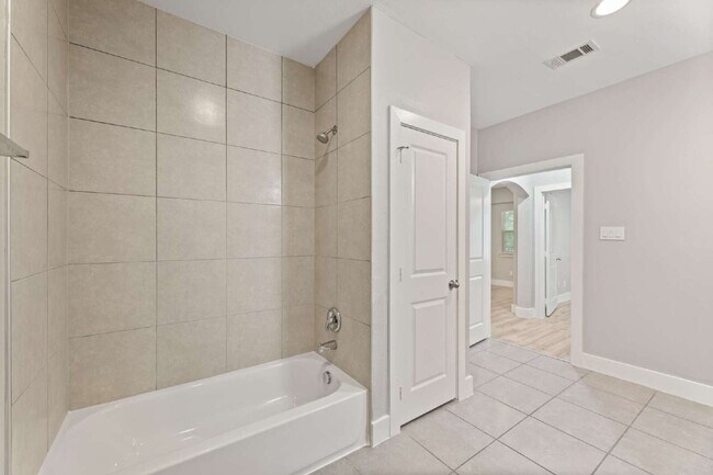 Building Photo - $500 OFF 1st Month Rent - 2 bedrooms/ 2 bathroom condo...