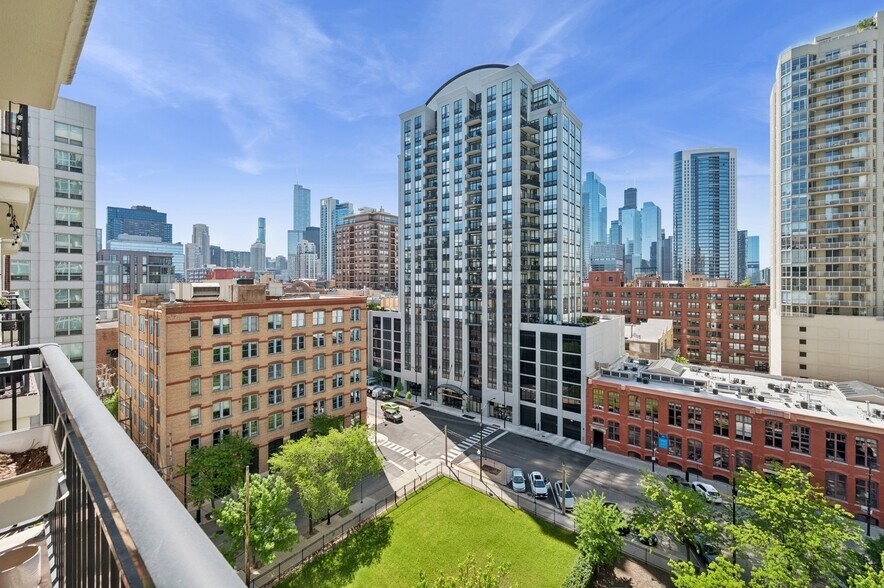 Building Photo - 451 W Huron St