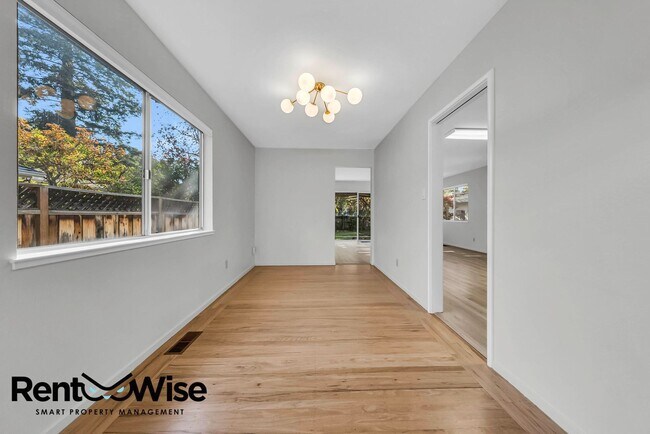 Building Photo - Present PM-Midtown Palo Alto Beauty-New Floors-Remodeled Bathrooms-Big Yard