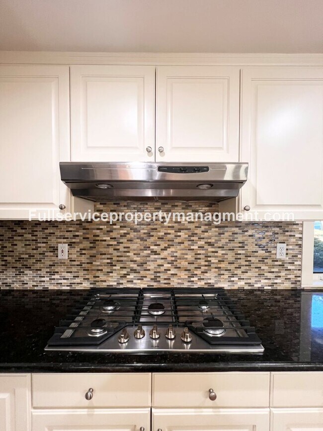 Building Photo - Beautiful Mercer Island Home with Private Hot Tub Pavillion & Spacious Floor Plan