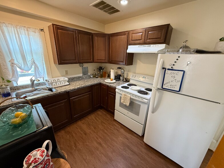 Building Photo - 504 Broadway