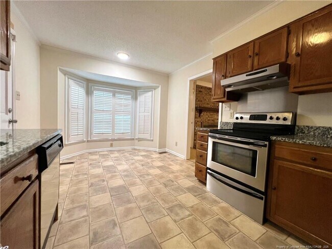 Building Photo - 6017 Lakeway Dr