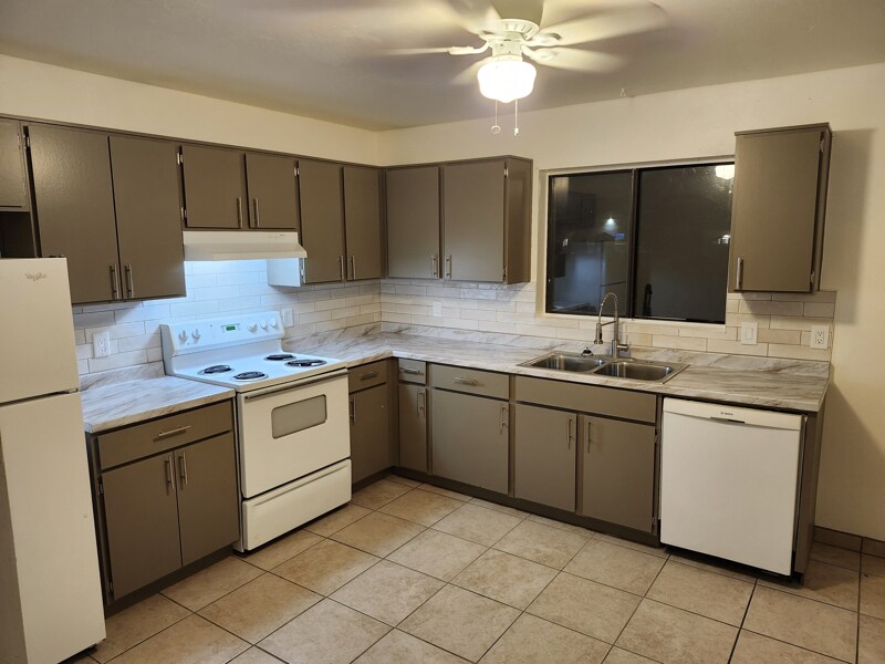 Building Photo - 8618 E Warren Rd