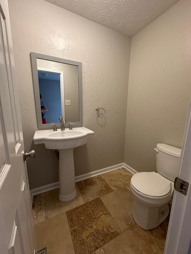 Building Photo - 3505 Lakeside Ct