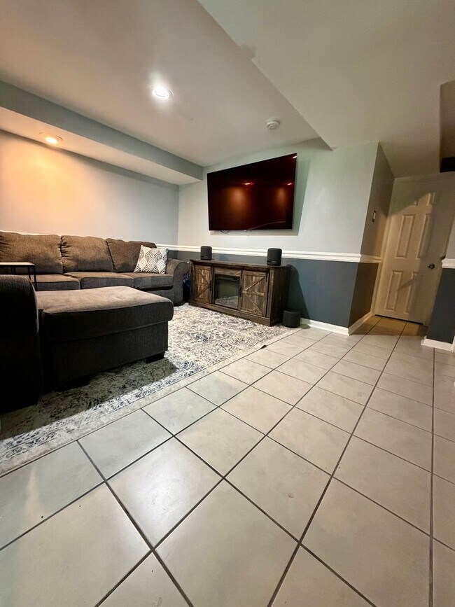 Building Photo - Stunning 3-Bedroom Townhome Nestled in Andorra Woods! Available mid-August!