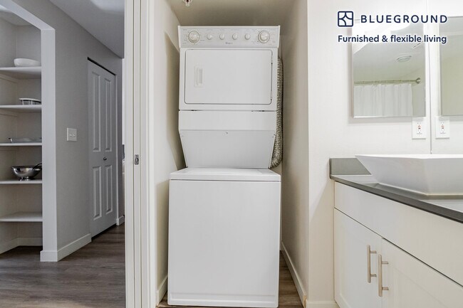 Building Photo - 526 Yale Ave N