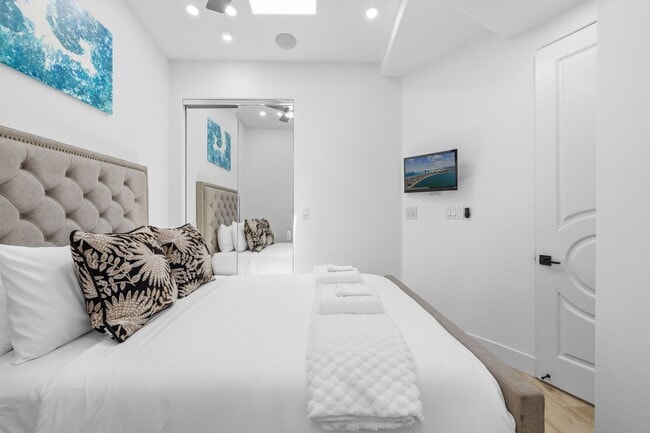 Building Photo - Fully Furnished Oceanfront Condo on Mission Beach Boardwalk