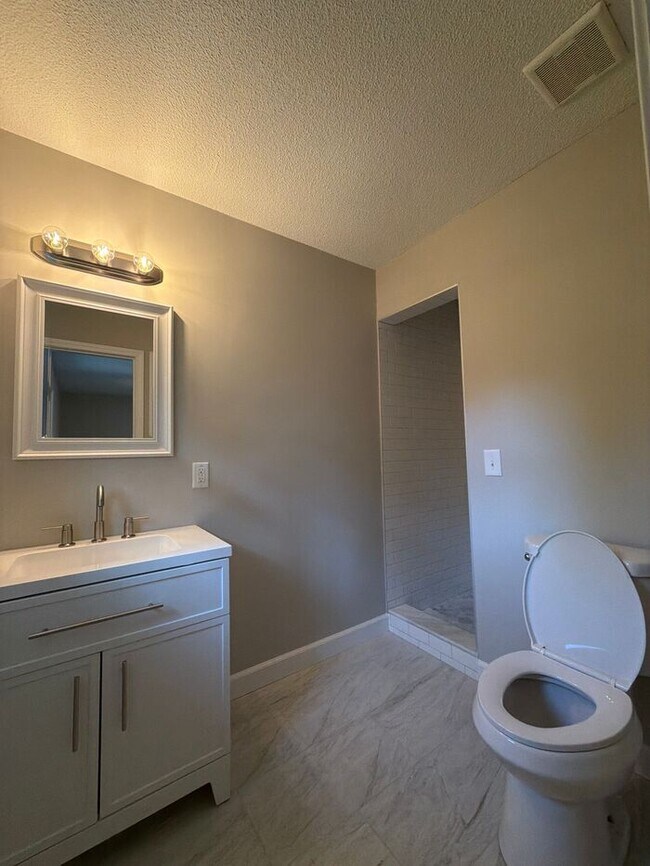 Building Photo - 3 Bedroom 2 Bath Ranch