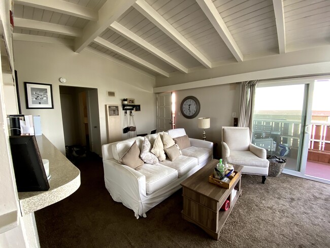 Building Photo - 452 Rosecrans Ave