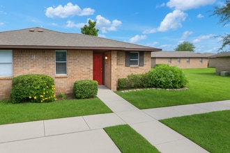 Building Photo - ***Cozy 2 Bedroom Apartment in Eagle Lake! 2ND MONTH RENT FREE!!