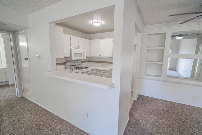 Building Photo - Santa Fe Double Primary Condo in Valencia!