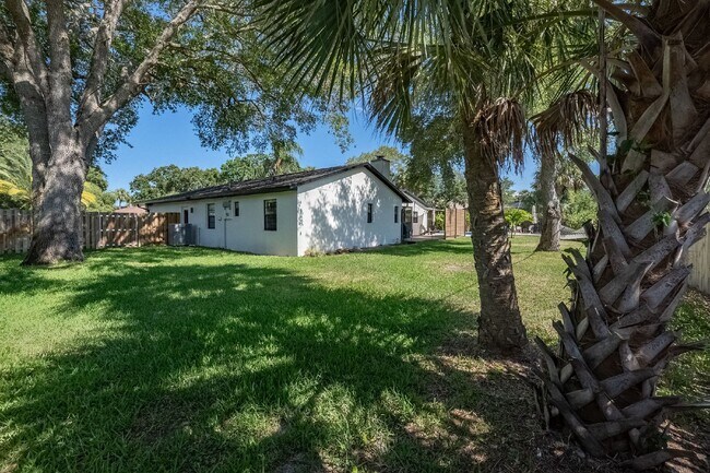 Building Photo - Beautiful pool home in Lockmar Estates