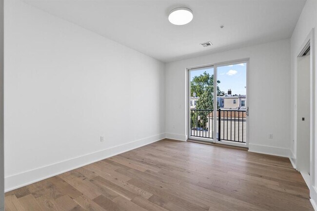 Building Photo - 525 Ave E