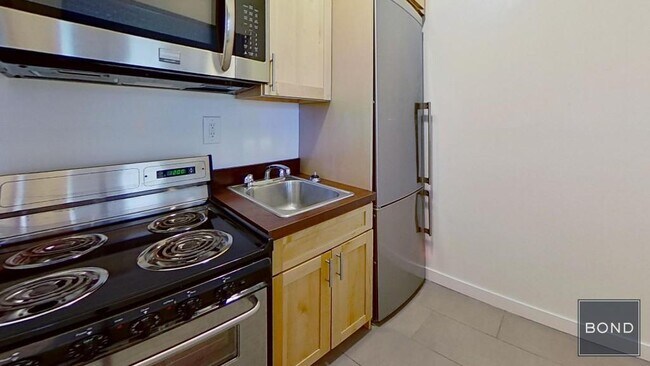 Building Photo - 402 E 83rd St