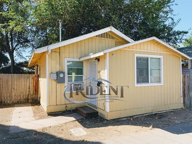Building Photo - Cozy 2-bedroom 1 bath close to shopping and transportation