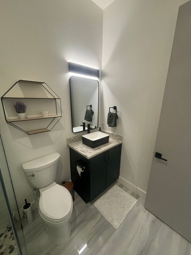 Building Photo - 1Bd/1Ba in the HEART of Midtown! FULLY FURNISHED! Perfect for travelling Nurses or Students!