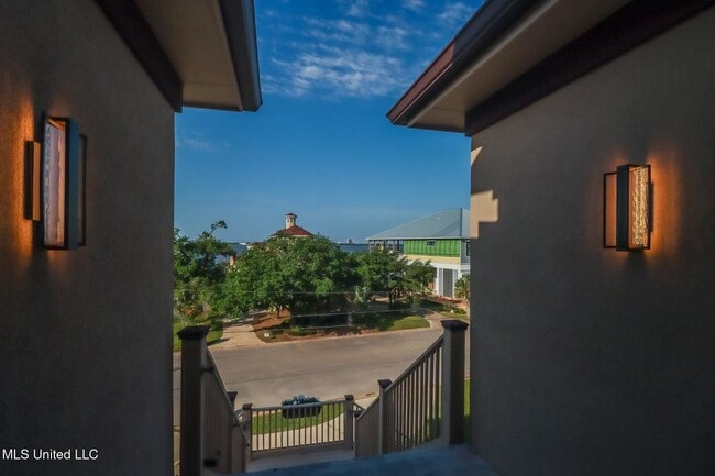 Building Photo - 238 Lovers Ln