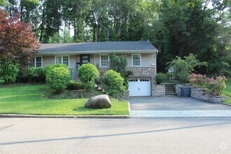 Building Photo - 5 Meadowfield Ln