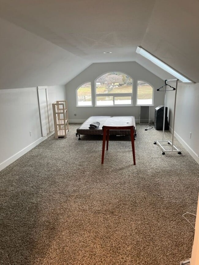 Building Photo - 1 Bedroom Suite for Lease with Washer/Dryer and Garage Spot