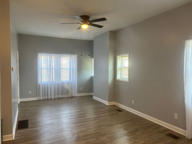 Building Photo - MOVE IN NOW OCTOBER RENT FREE - Cute One B...