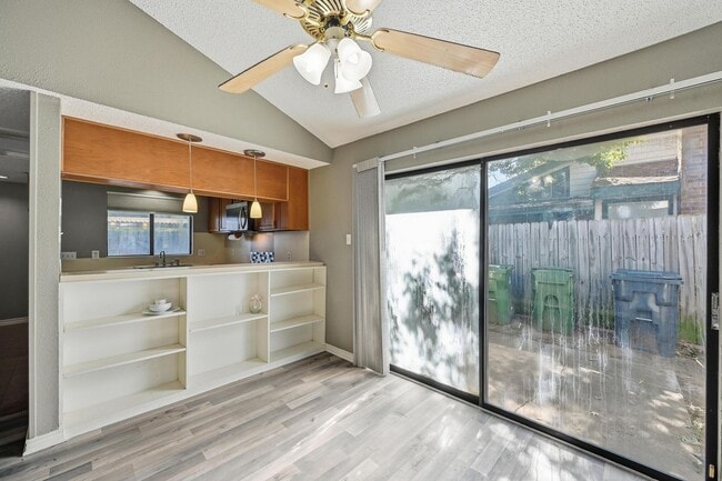 Building Photo - Upgraded Duplex in Arlington!