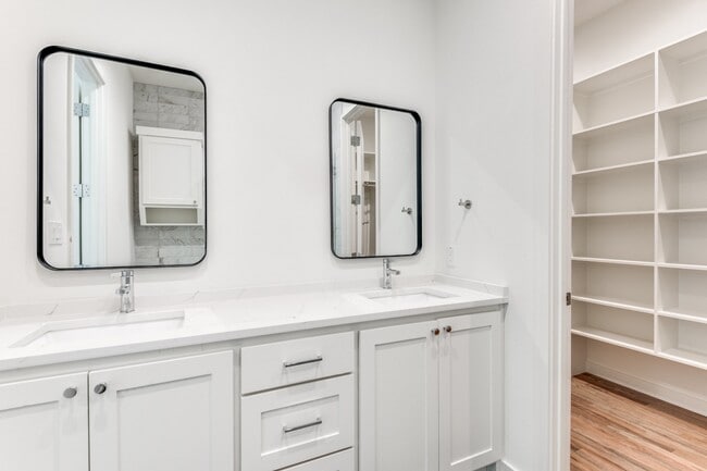 Building Photo - Tucked away Lakewood Gem, 2 story townhome, Walkable area!