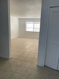 Building Photo - Large One Bedroom Condo