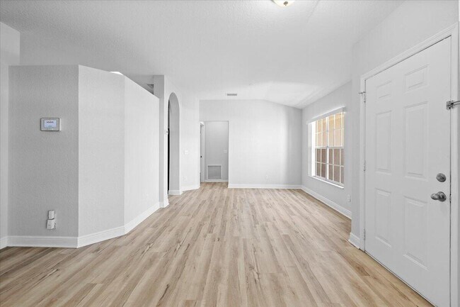 Building Photo - 2385 SW Neal Rd