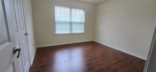 Building Photo - 3811 Roxfield Dr NE