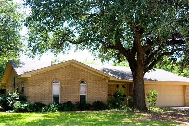 Building Photo - 1520 Sheila Dr