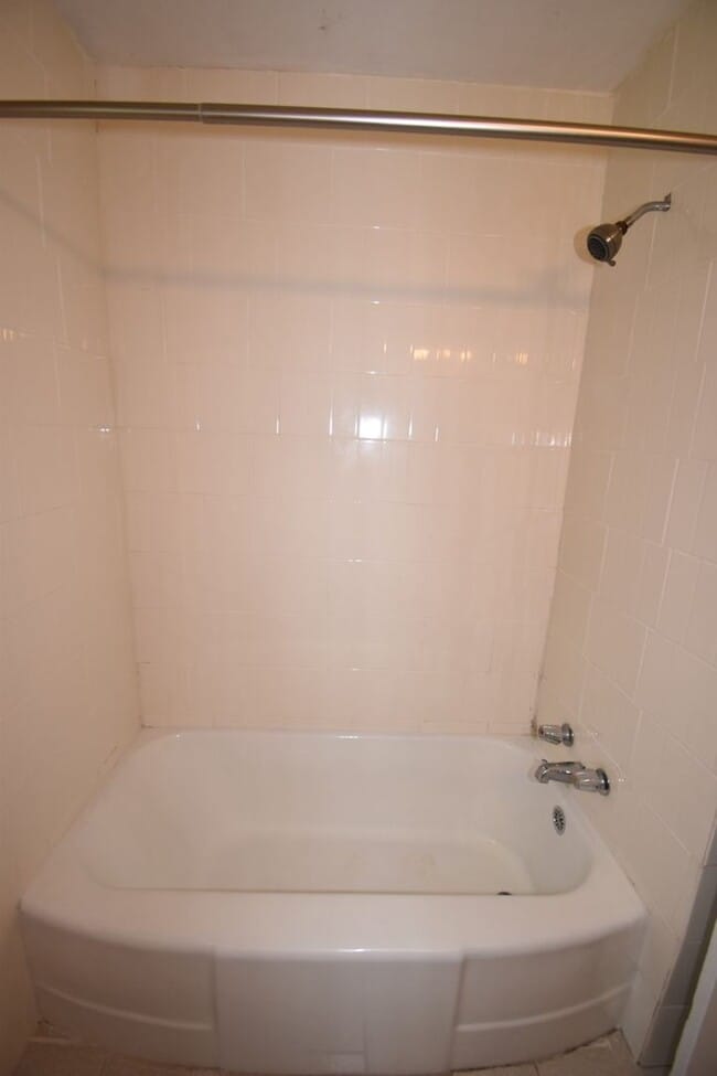 Building Photo - Renovated 2 Bedroom Pet Friendly Home For Rent!