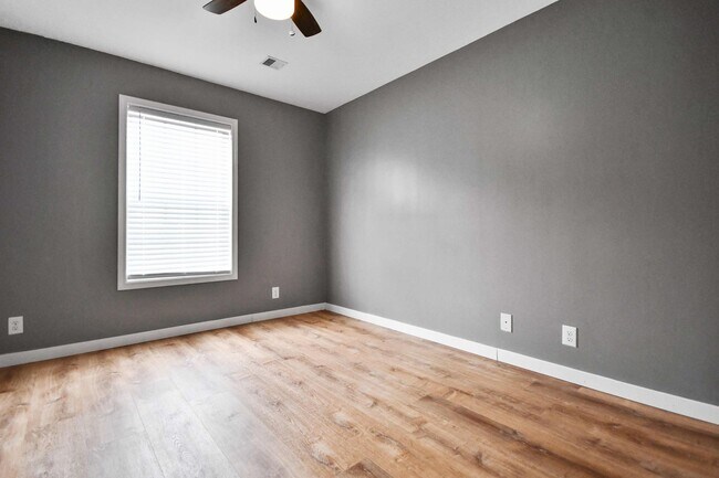Building Photo - Pet Friendly Three Bedroom!