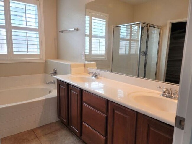 Building Photo - Single story with lots of tile in living a...