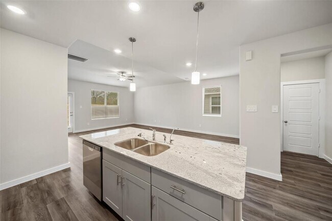 Building Photo - 18033 Martin Pines Dr