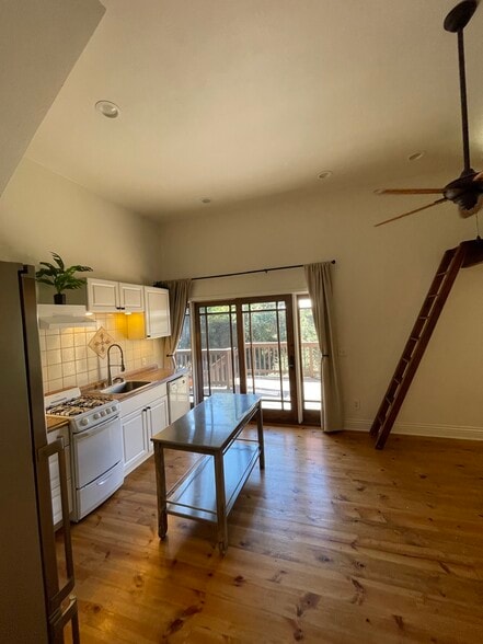 Building Photo - 754 Old Topanga Canyon Rd