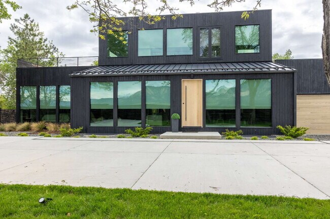 Building Photo - Modern Luxury Rental with Unobstructed Flatiron Views