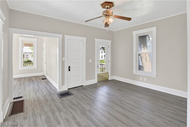 Building Photo - 127 4th St