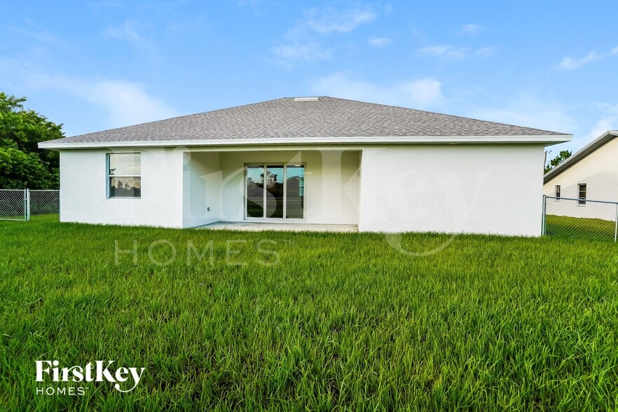 Building Photo - 741 Chestnut St E