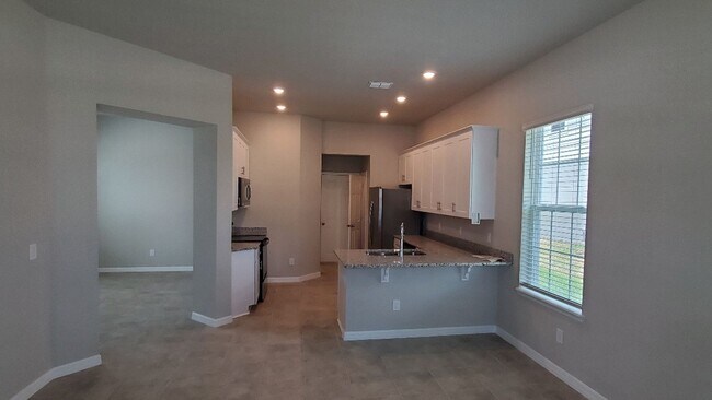 Building Photo - Lovely 4 bedroom townhome in Venetian Bay