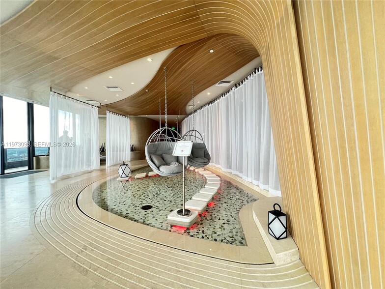 Building Photo - 1000 Brickell Plz