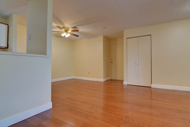 Building Photo - 15 Bower Rd