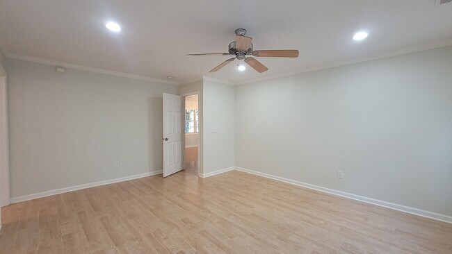Building Photo - Bright and spacious 3BR/2ba in Lindley Park!