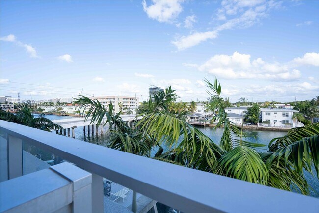 Building Photo - 8425 Crespi Blvd