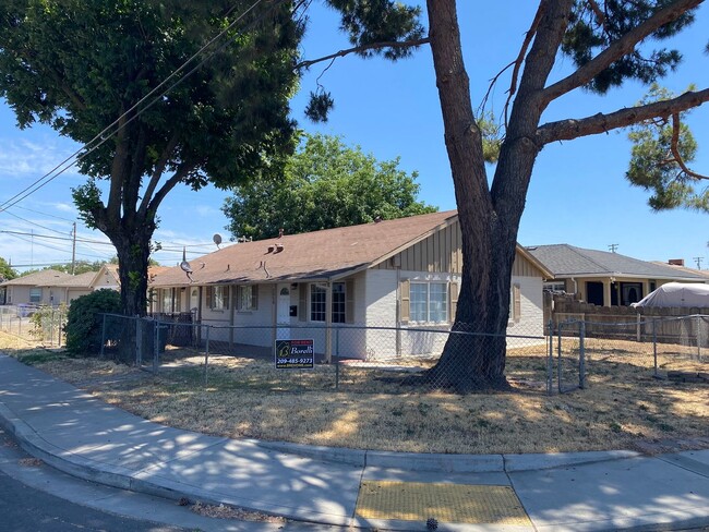 Building Photo - 2 Bedroom, 1 Bath Duplex for Rent In Ceres