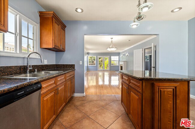 Building Photo - 4141 W 62nd St