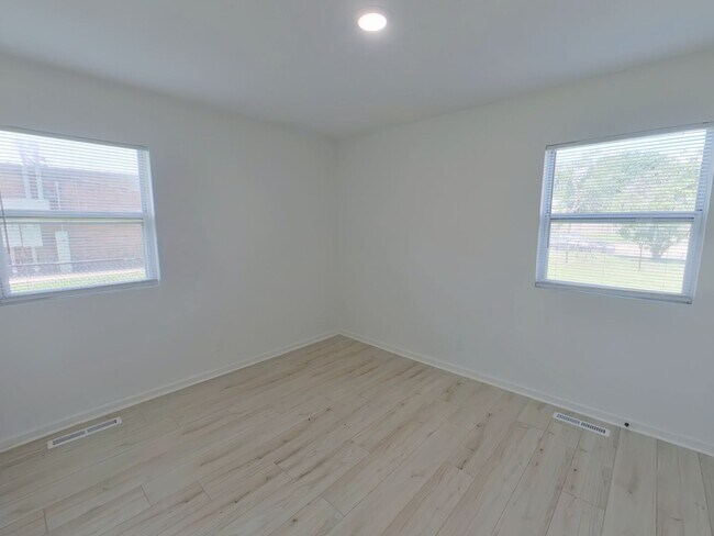 Building Photo - 5BR Renovated Home - Accepting Section 8