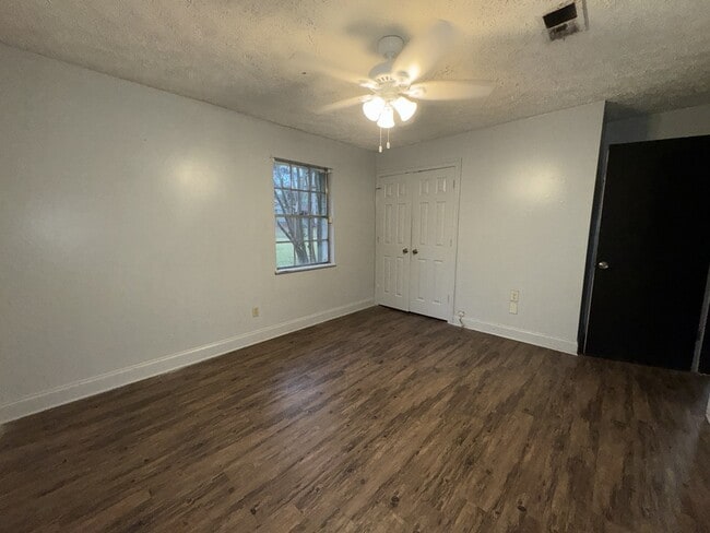 Building Photo - 1219 Shalimar Dr