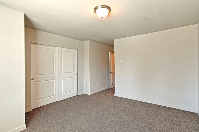 Building Photo - Townhome Near Silver Lake - Avail Now!
