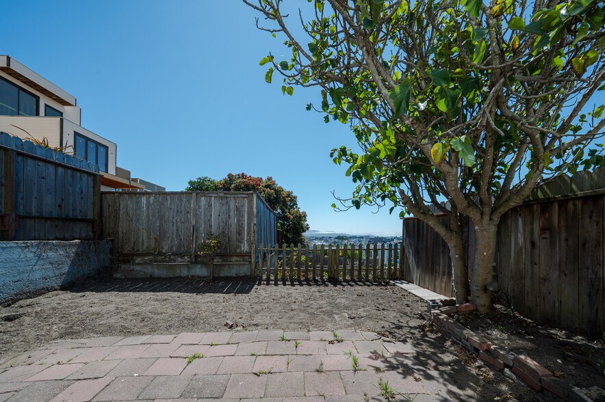 Building Photo - 2727 Moraga St